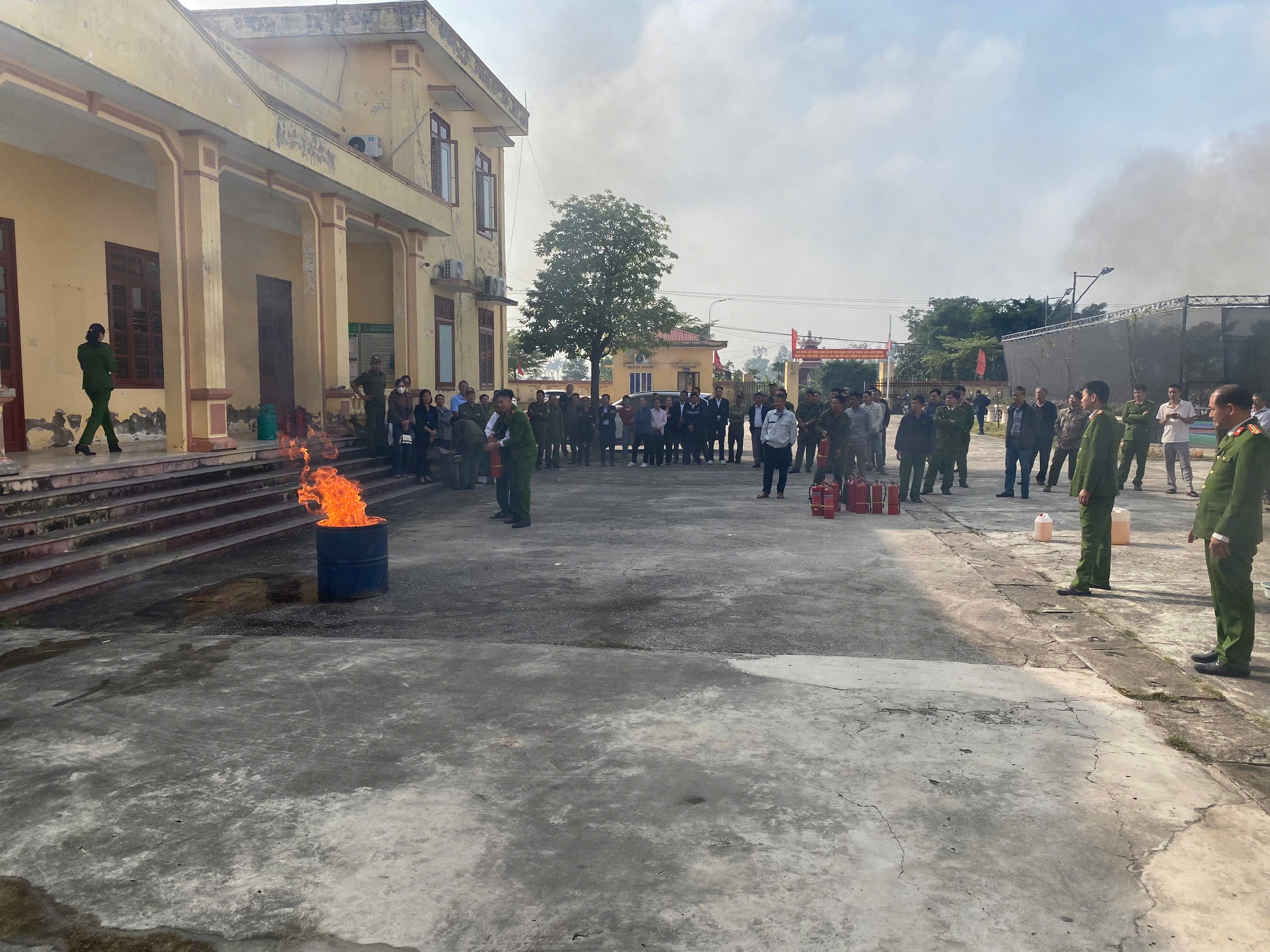 Tuyên truyền, trải nghiệm, thực hành kỹ năng PCCC&CNCH lực lượng tham gia bảo vệ an ninh trật tự ở cơ sở và đại diện các cơ sở thuộc diện quản lý của UBND xã Bình Giang